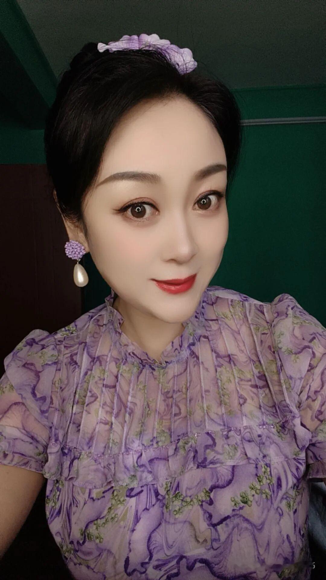 紫衣美人笑，花影入梦来。