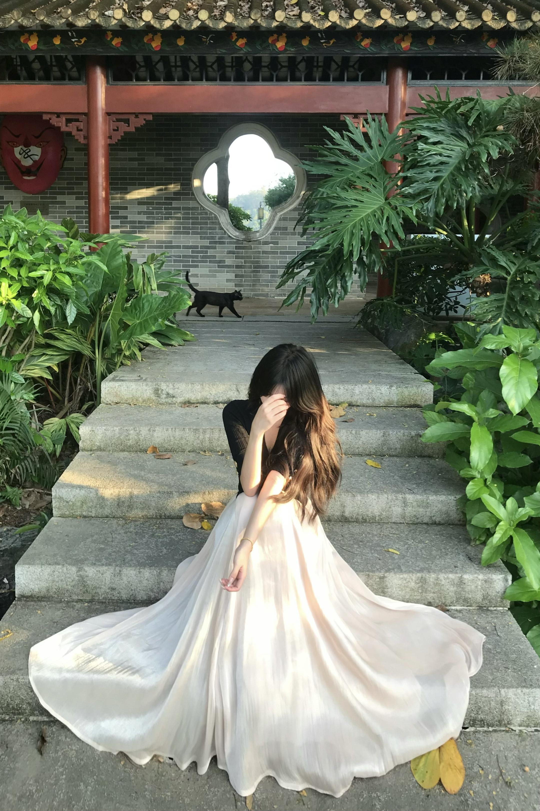 你叹缘分太浅薄，又叹命运太深，即使刻舟求剑也难以将掌纹重叠