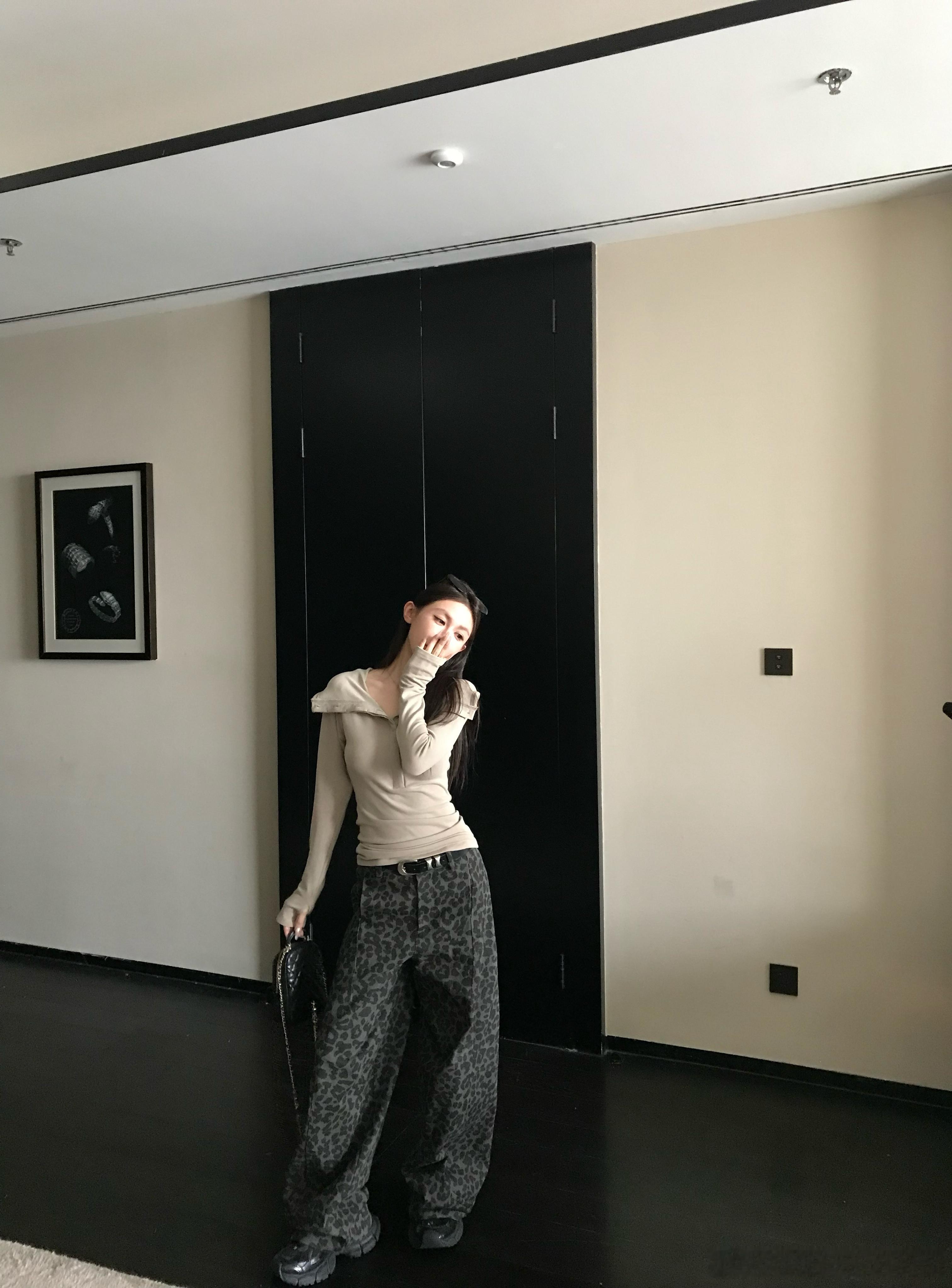 扶墙硬推的豹纹休闲裤🐆冬日的硬核功能裤 不易脏不会皱 最重点的是超级时髦 裤型