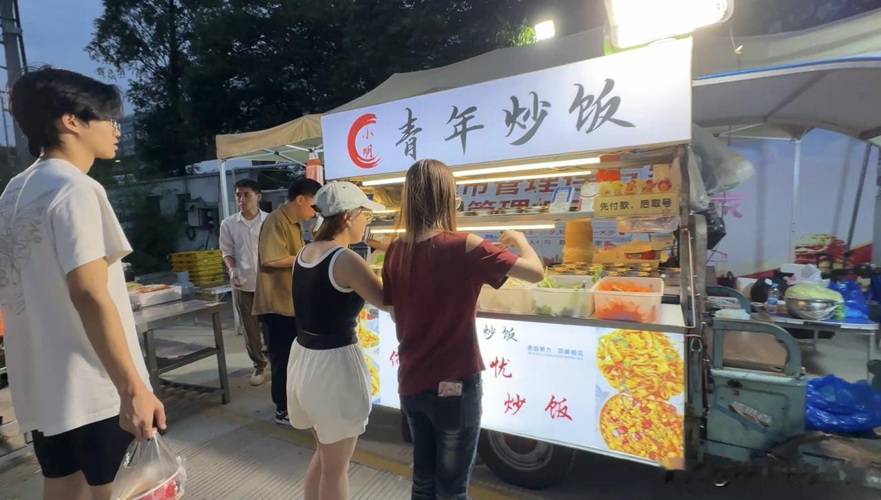 宁波大学生夜市三官堂夜市搬迁300米加油站旁，50家摊位扎堆，泰式打抛饭排队也要