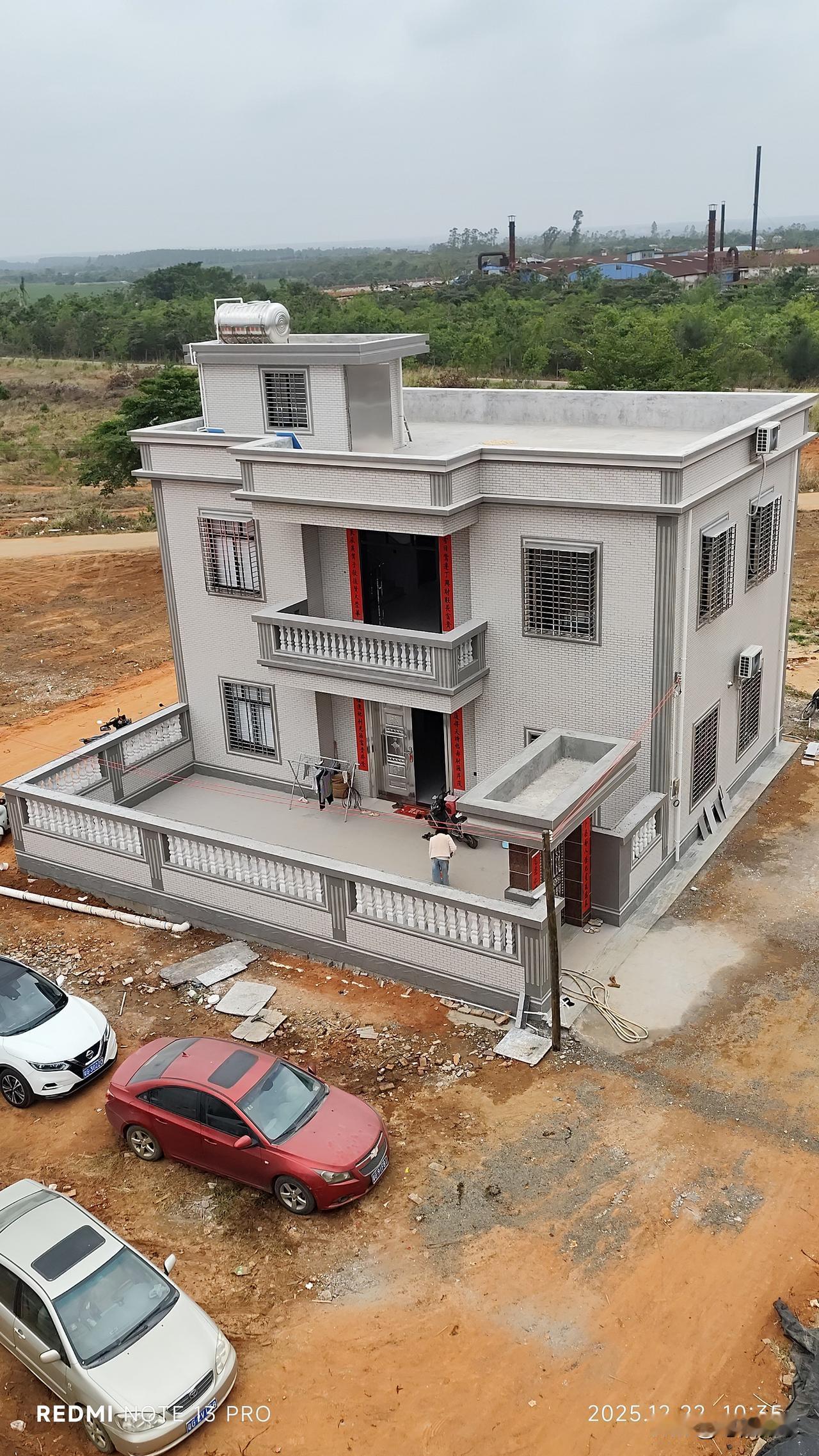 大家来看一下一幢这样的农村自建房要花多少钱才能建好？
最近我村里兴起一股建房风，