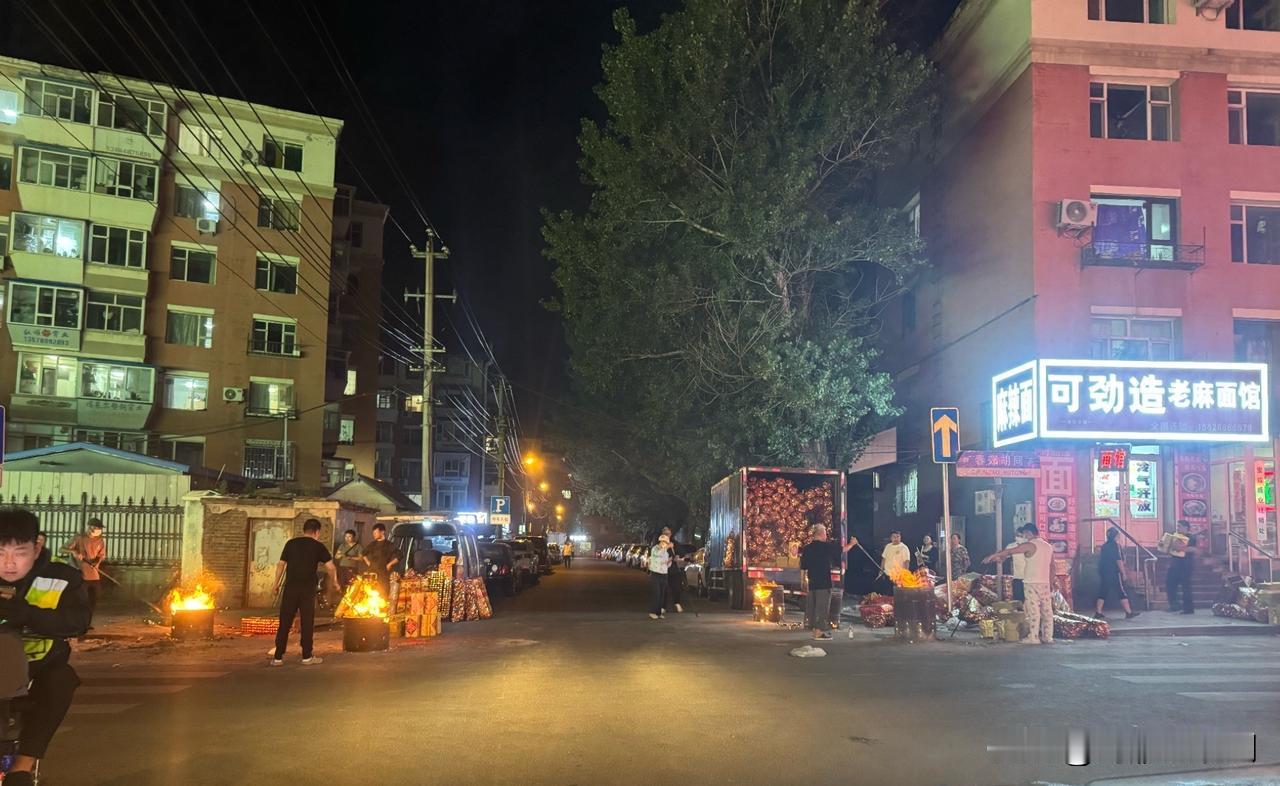 十字路口卖烧纸，这买卖做绝了
只能说真是只要赚钱，什么行业都有人深耕，十字路口卖