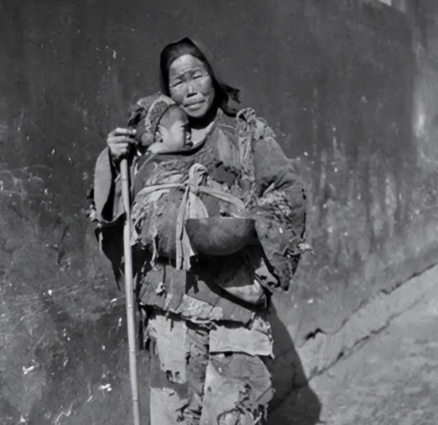 1949年，一个女乞丐声称要见县委书记，却被门口的卫兵拦了下来，女乞丐从怀里拿出