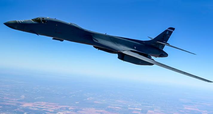 美空军大杀器惊现加勒比海上空

23日，两架美国空军“B-1B枪骑兵”轰炸机在加