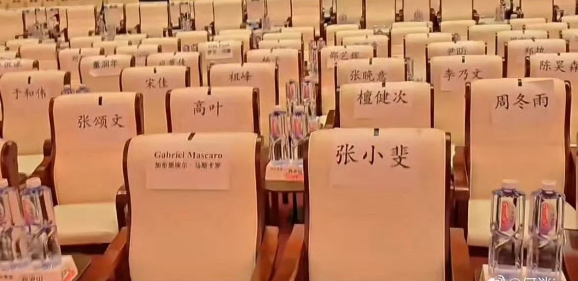 听说这种一堆糊糊自娱自乐都没有评奖的小场子晚会，哥哥坐在第六排？怎么比我想的还要
