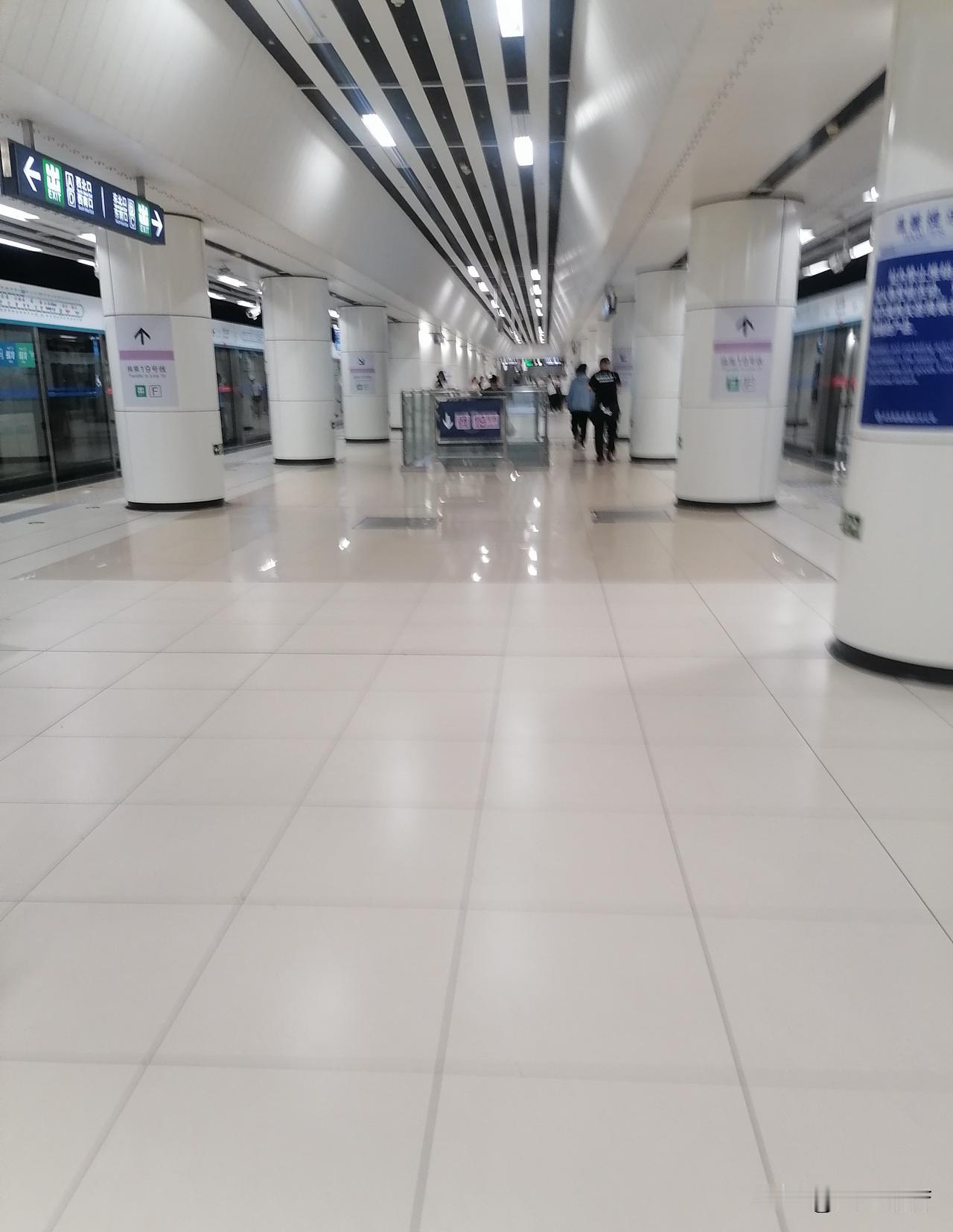 北京8月6日天气，多云，26℃ ~ 36℃，南风2～3级，午后西部、北部山区有分