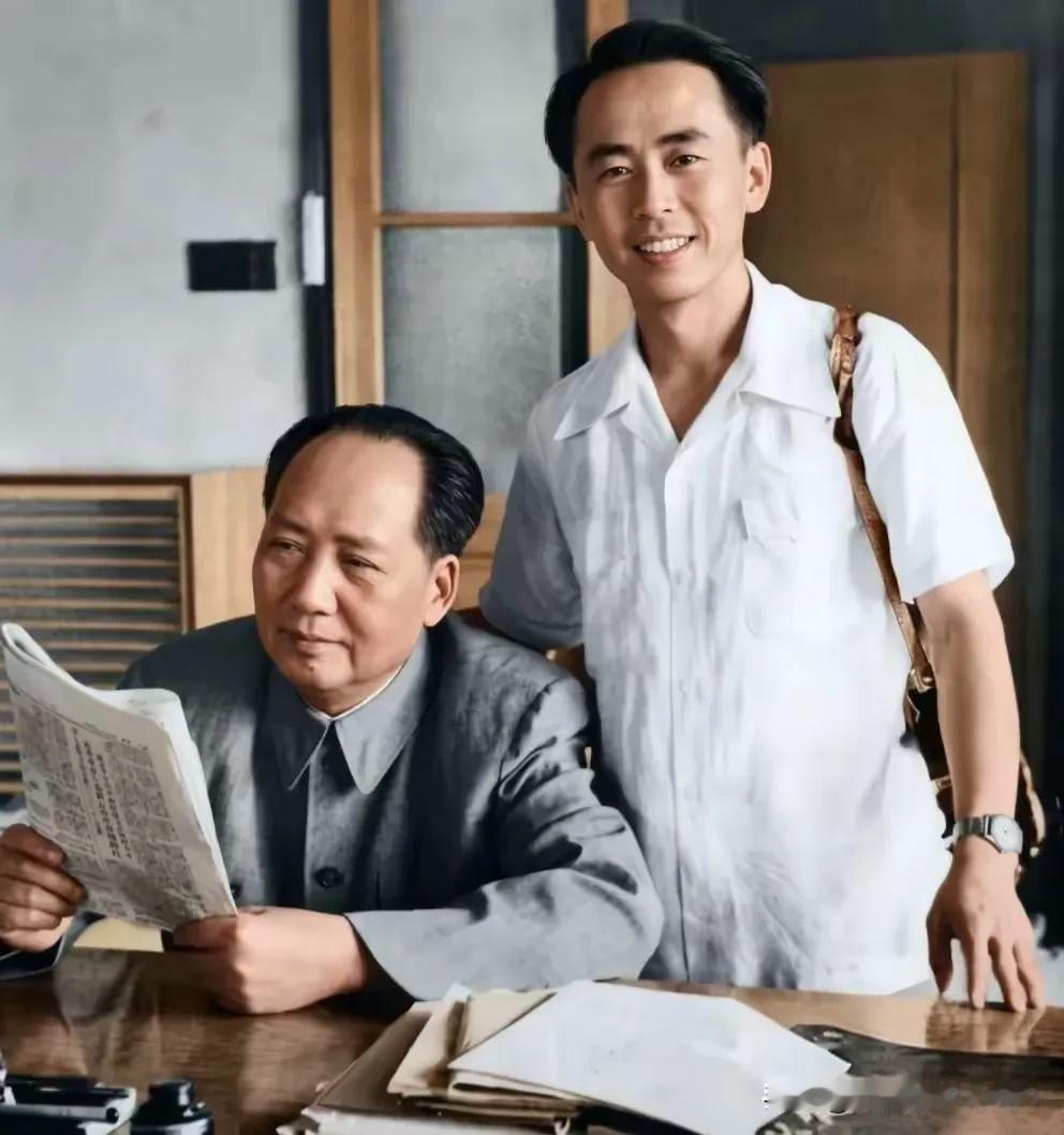 考考你的历史知识，你知道毛主席身旁站着的这位穿衬衫的人是谁吗？