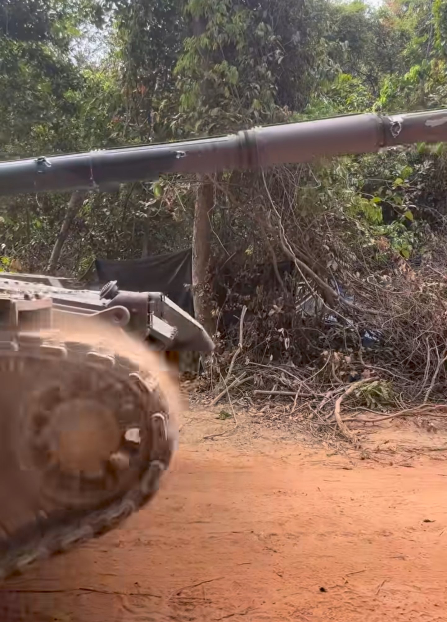 被柬军击伤炮管的泰军VT4，没断，但被破片打出了多个弹痕。泰军称是120毫米弹药