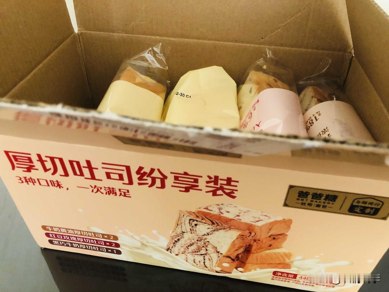 “又到了六亲不认的时候了，拼了！”

据说，

与辉同行晚上会上三款包包。

所