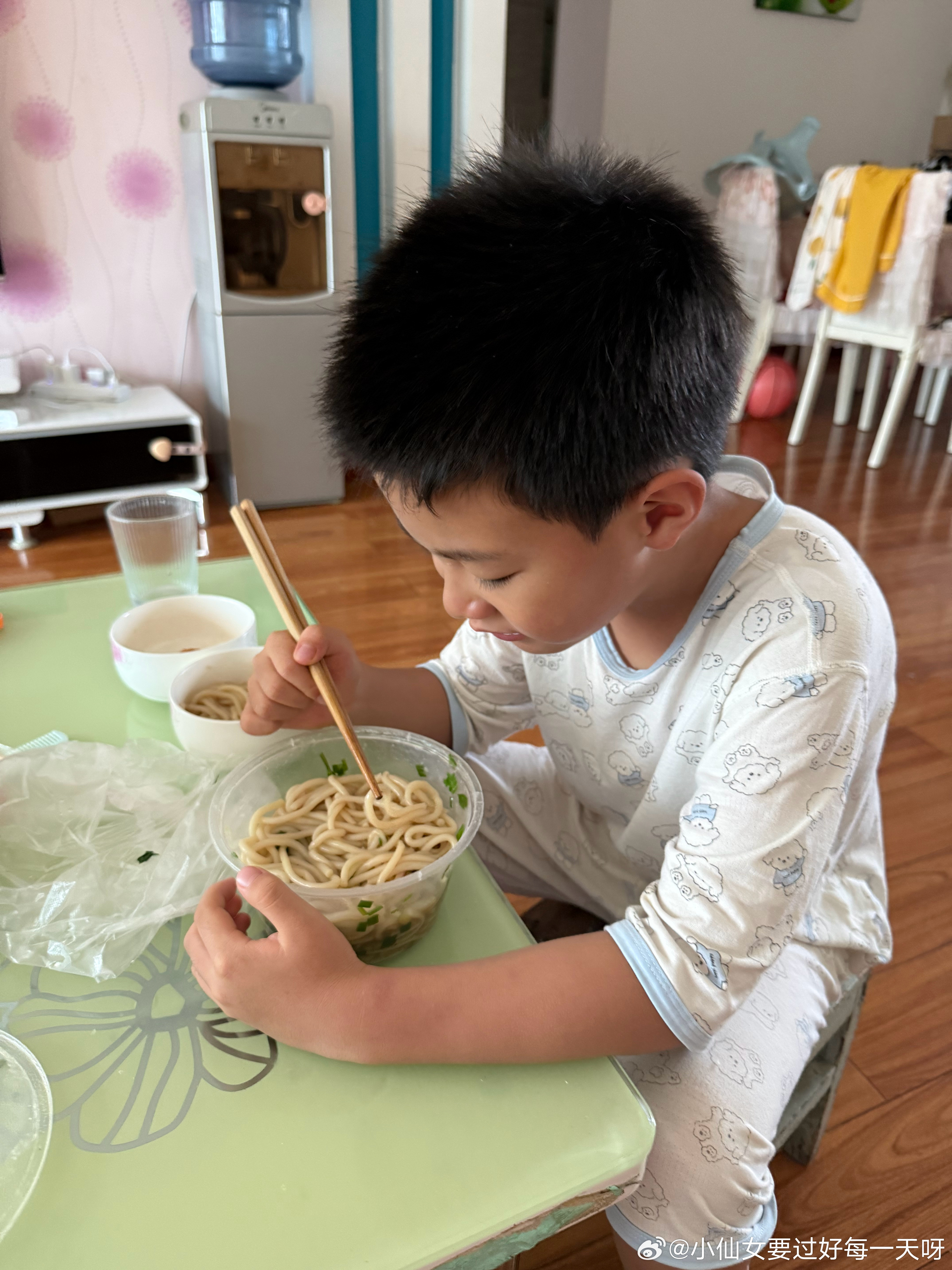 半夜十二点多喂了一次退烧药，38℃，想等等吧我不知道啥时候睡了，还是喂他吃了药，