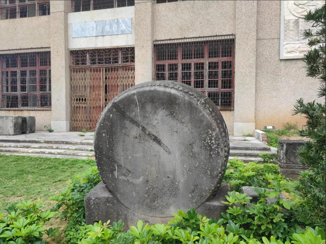 在雷州府衙旧迹的历史长河中，曾有一对镇守门前的大石鼓，以庄重的姿态见证着古城的兴