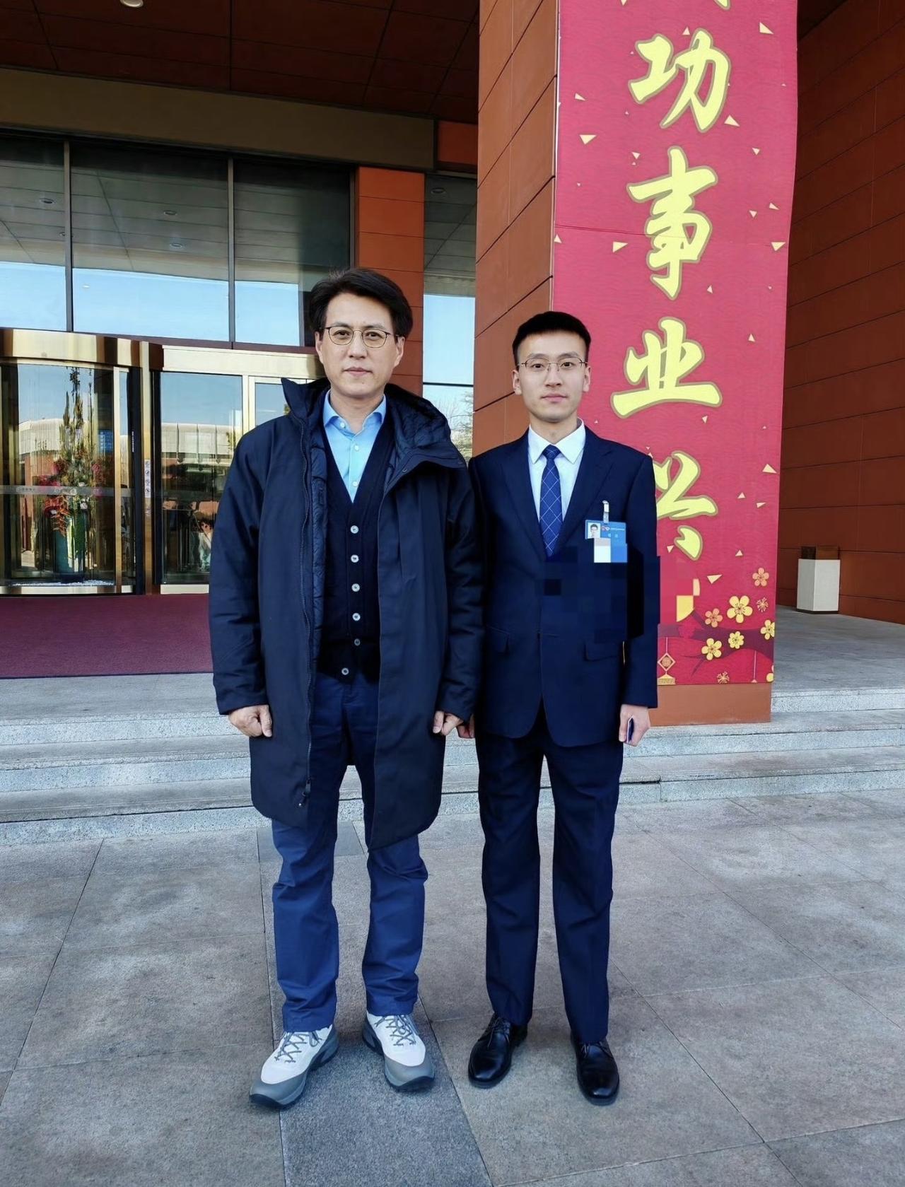 哈哈哈哈，你别说哈！靳东的头确实是挺大，幸亏长得帅，不会觉得是缺点！

娱乐圈有