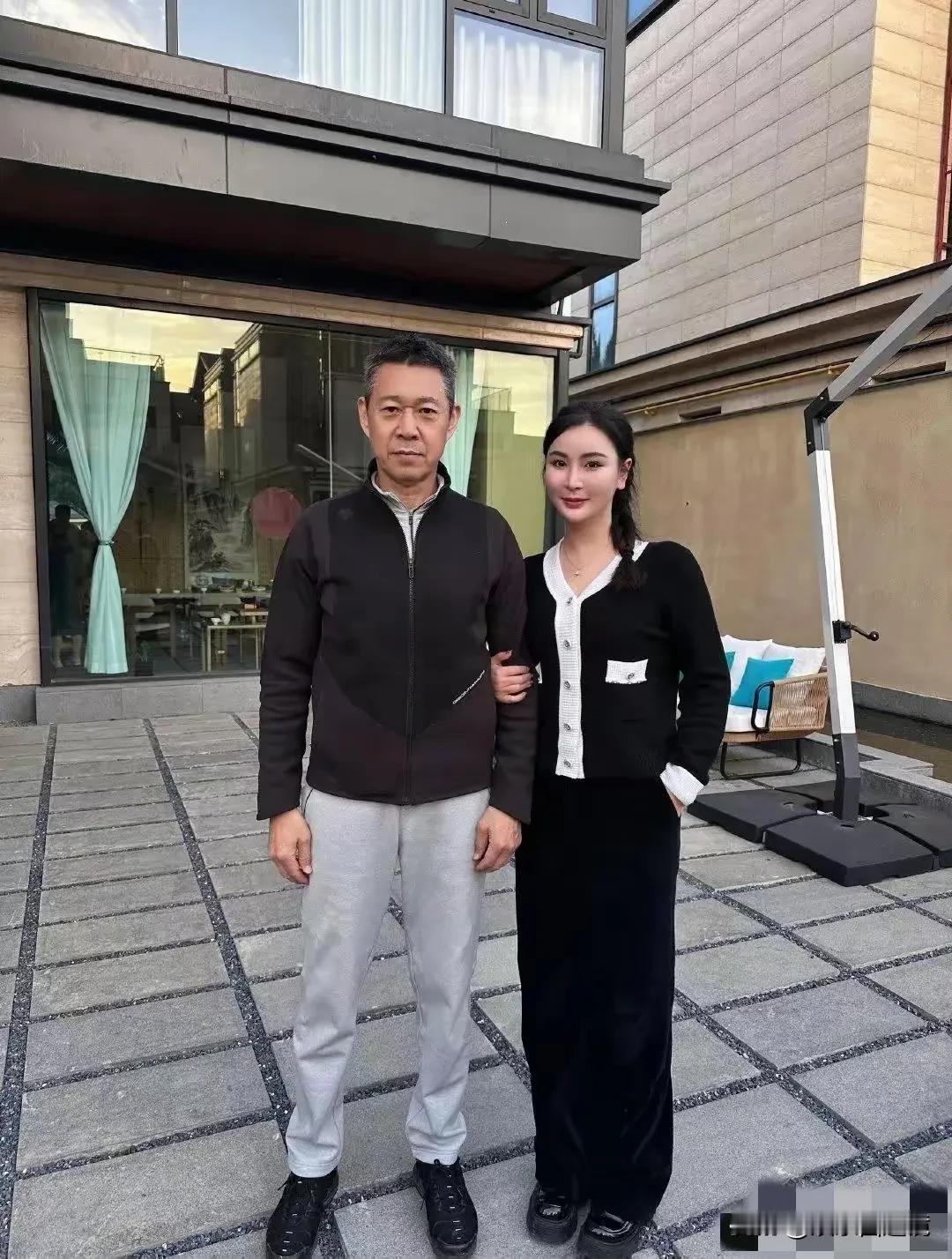 照片中这个男人67岁了，腰板还是挺得非常的直，看起来比很多年轻人都要精神。
他在
