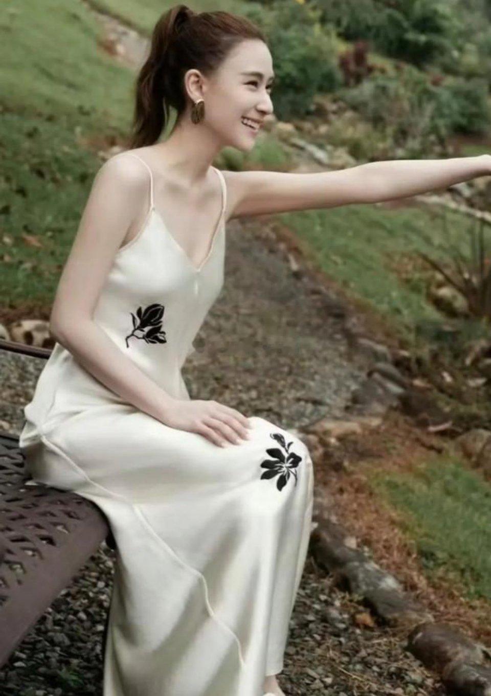何超莲真可称得上富二代中的第一美人，就是个子矮了点 ​​​