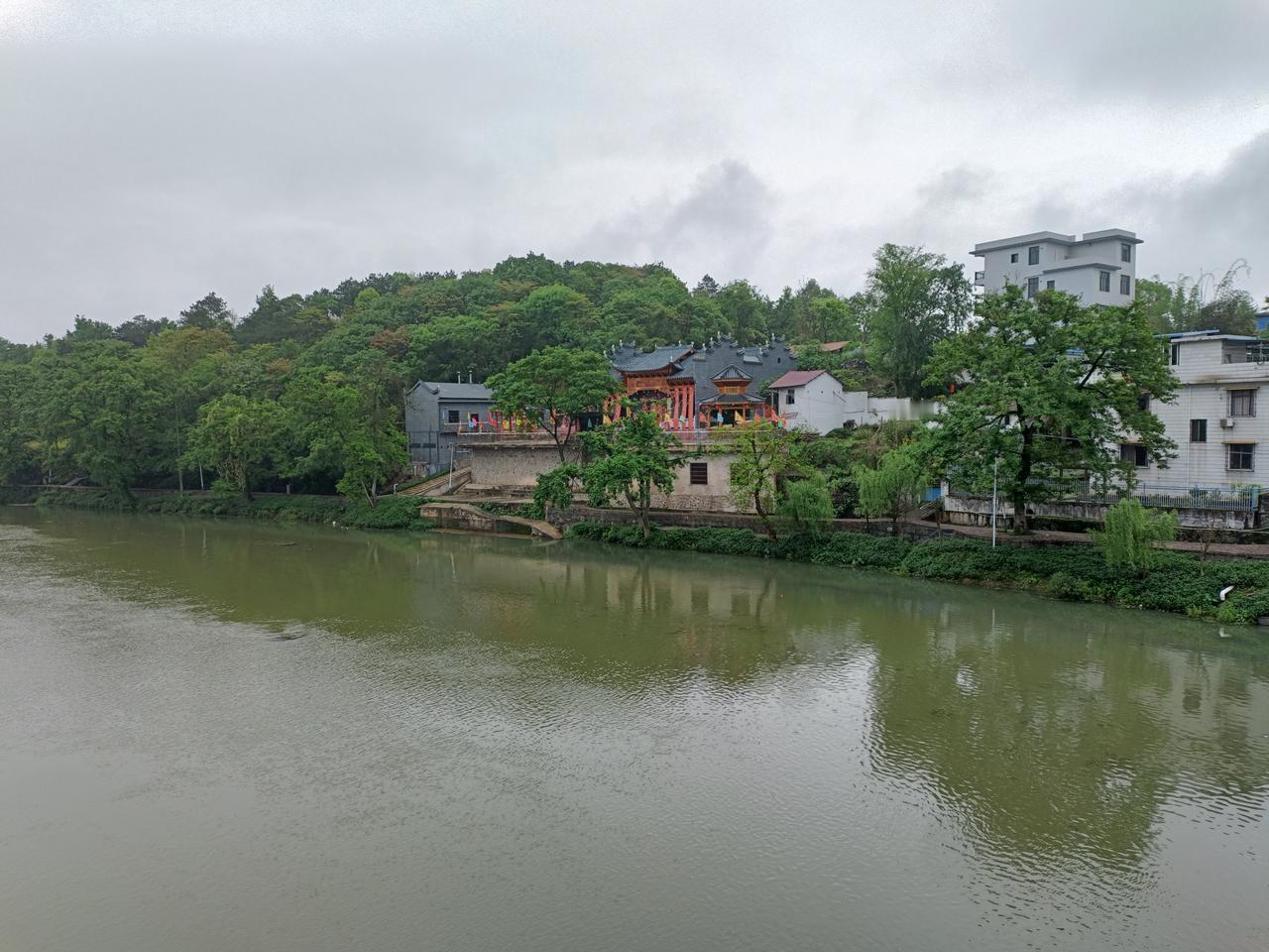 走进广西桂林界首镇刚落成不久的秦氏宗祠