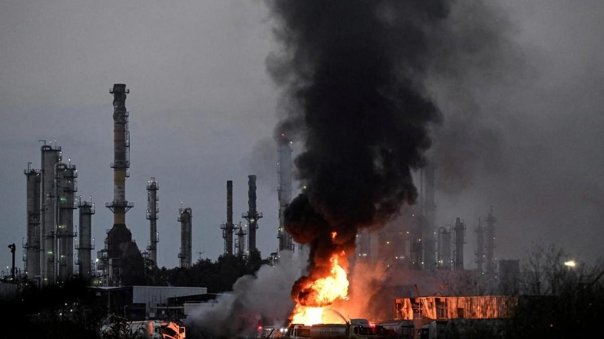 美：老弟，你跑那么快干嘛？
中：跑啥？我这叫正常接人回家吃饭。

美：少装蒜！我