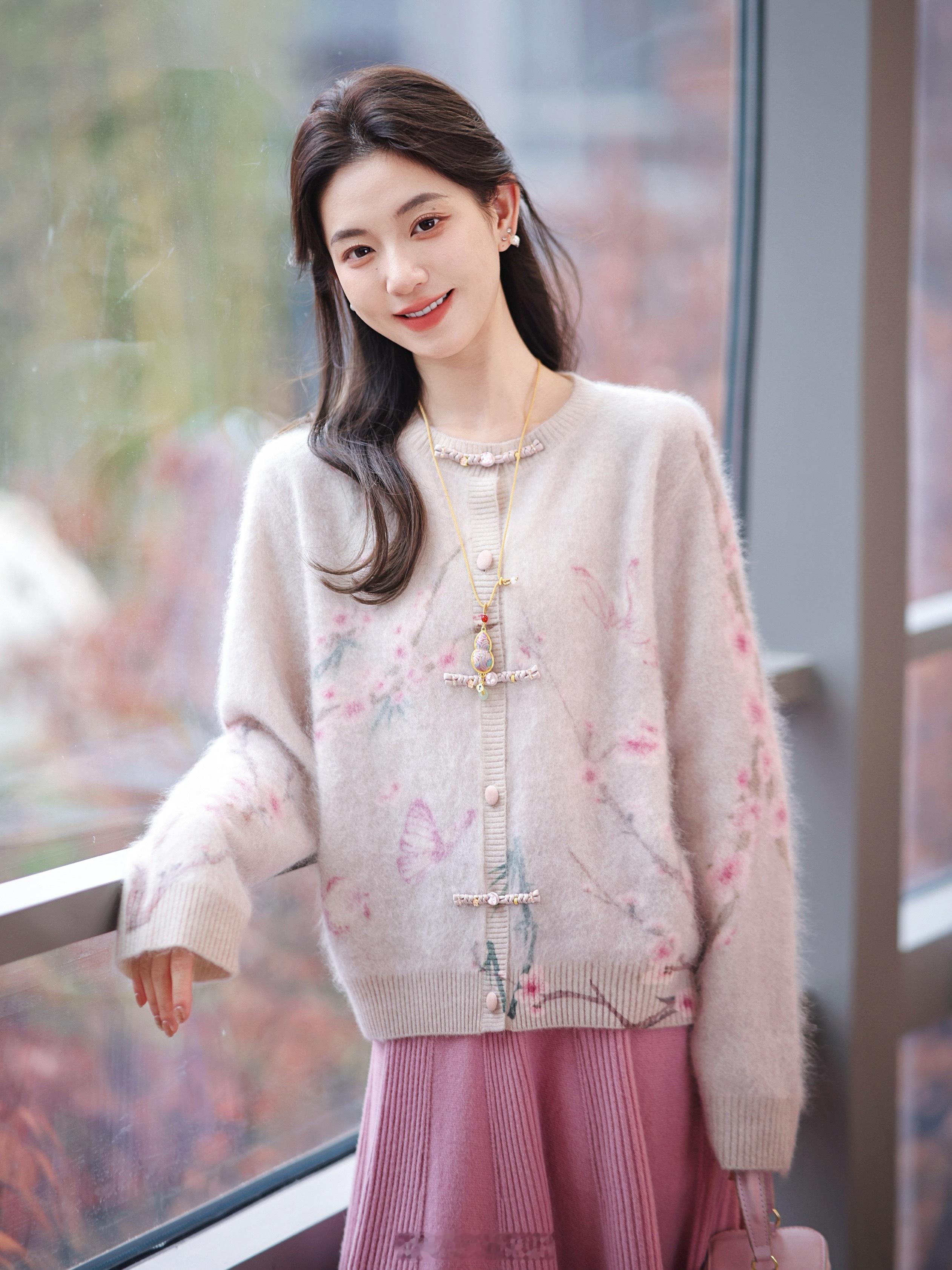温柔浪漫的“且听花吟”系列还有个开衫！100山羊绒+定位印花 软软糯糯的再来浅浅