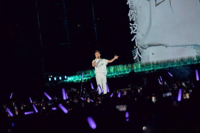 谢霆锋巡演重庆站双场官宣谢霆锋演唱会重庆站官宣连续两年中秋在重庆，谢霆锋的万人合