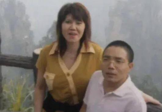 1984年，重庆一位1.3米男子做生意发财，期间被妻子戴绿帽子，拿800万提出离