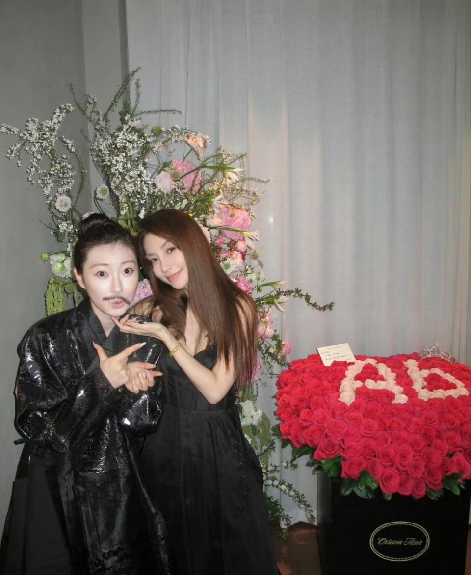 2月28，杨颖生日，很多好朋友来帮她庆生，甚至有些人还扮了她以往角色中的造型，不