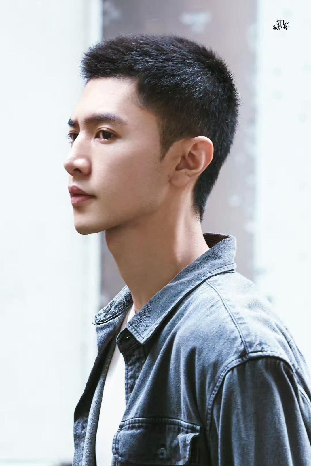 陈哲远额骨与眉骨衔接妙啊 这大概就是“骨相如玉琢”吧！额骨过渡至眉骨的弧度恰到好