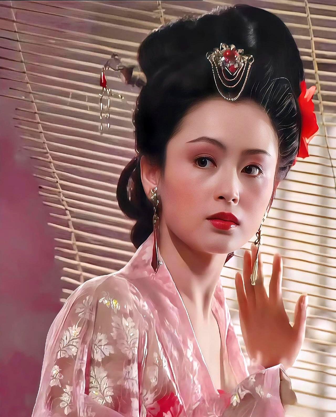 城破之夜，火影摇墙，吕布已诛，士兵闯内室捉到貂蝉。
她不哭不闹，只示意案上的铜灯