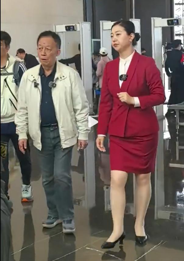 哟，包裹出门了，这次坐的是高铁还是飞机[抠鼻]？

这可不行啊，大湿出门，怎么能