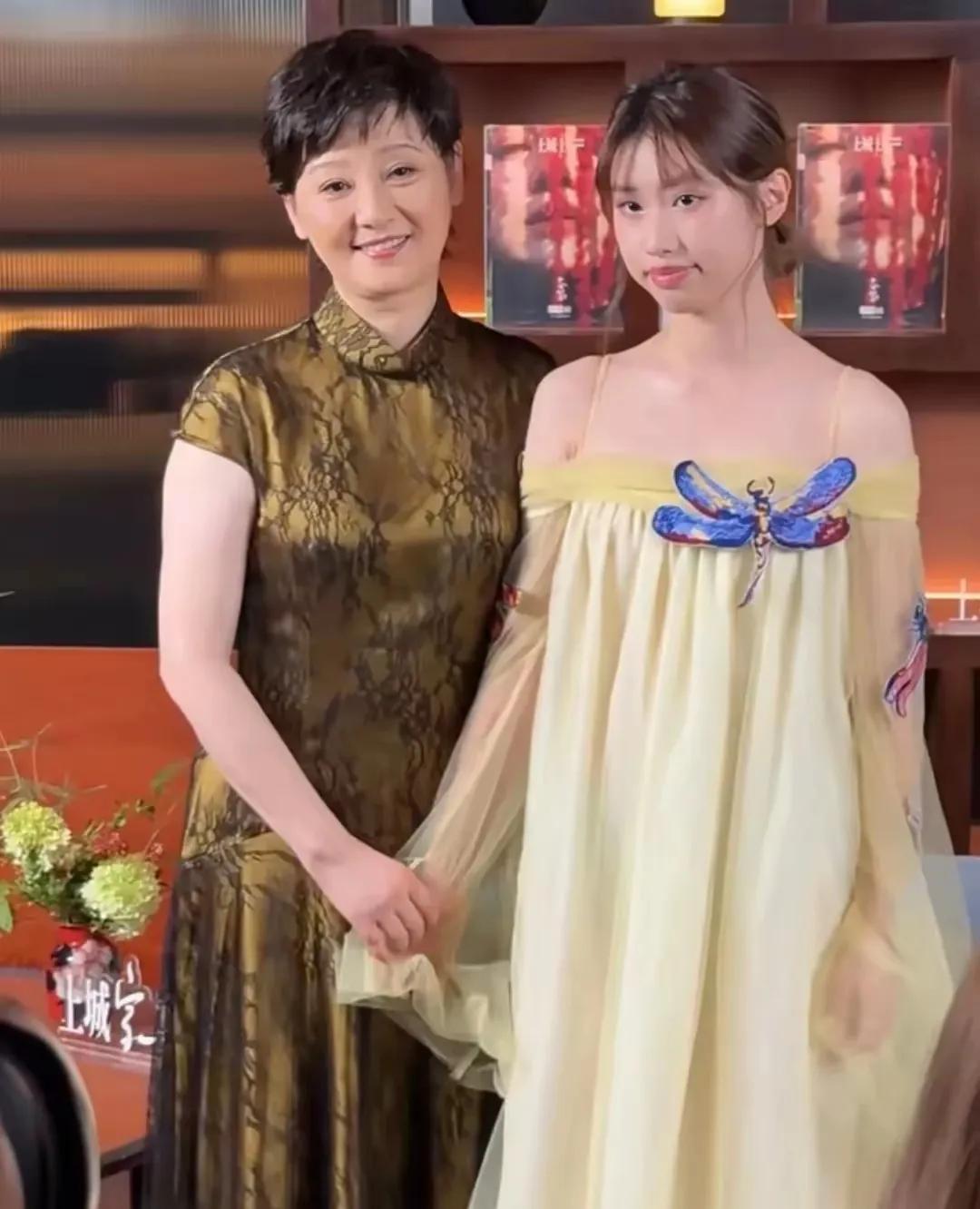 冯小刚和徐帆对养女徐朵确实好的没话说，两口子都愿意放下工作去国外陪女儿读书，全力