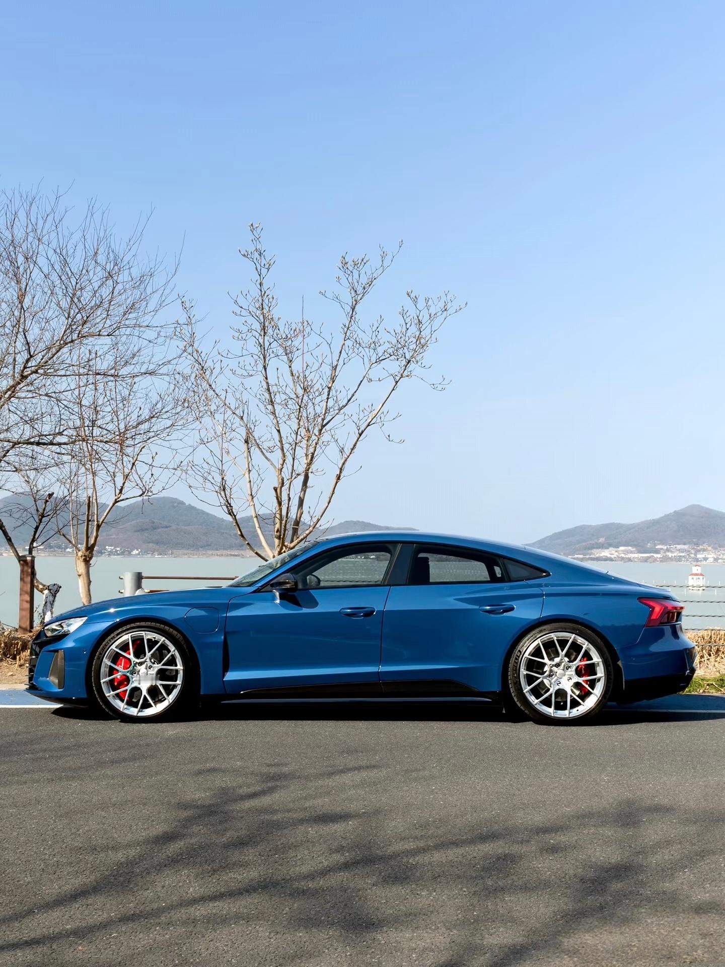 纯电四门高性能轿跑这个赛道，它依然是颜值的标杆～盛世容颜+有趣灵魂+硬核机械+强