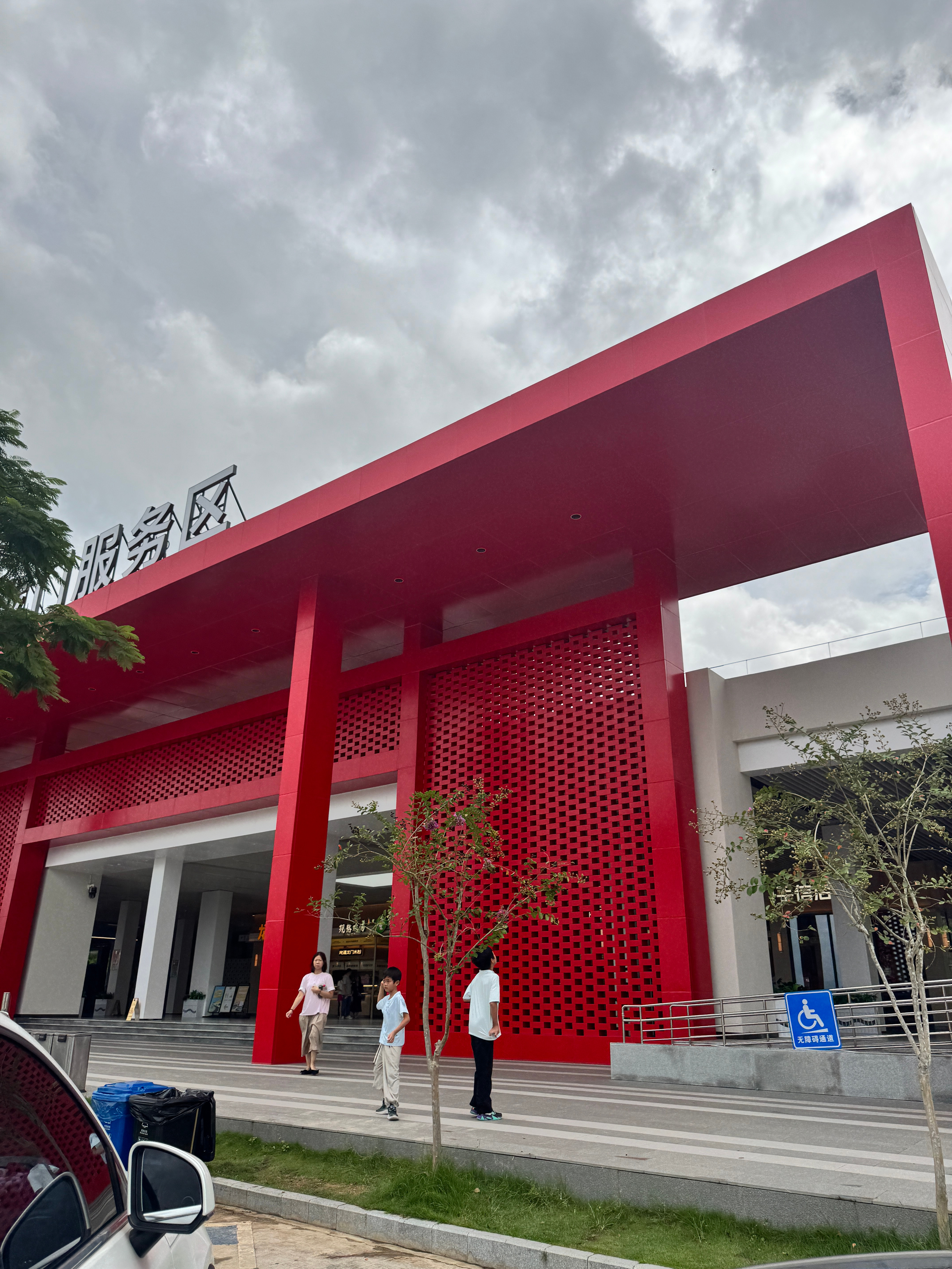 又到龙门服务区，这里够红吧！换司机了，老司机上马，一个顶俩儿go~go~go 