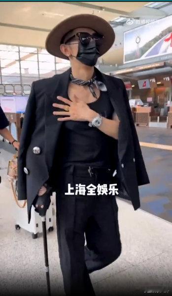 汪东城怎么拄拐了大东拄拐还坚持工作，太拼了！all black 依旧帅气，希望腿