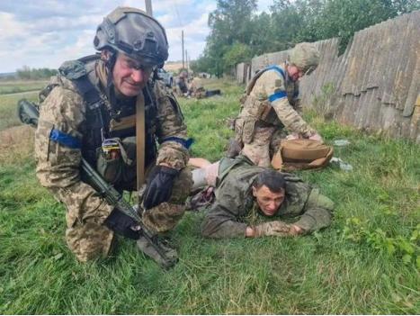 特朗普在社交平台上的一句话，把俄乌冲突的风向搅得更乱了——"立即停火，双方赶紧谈