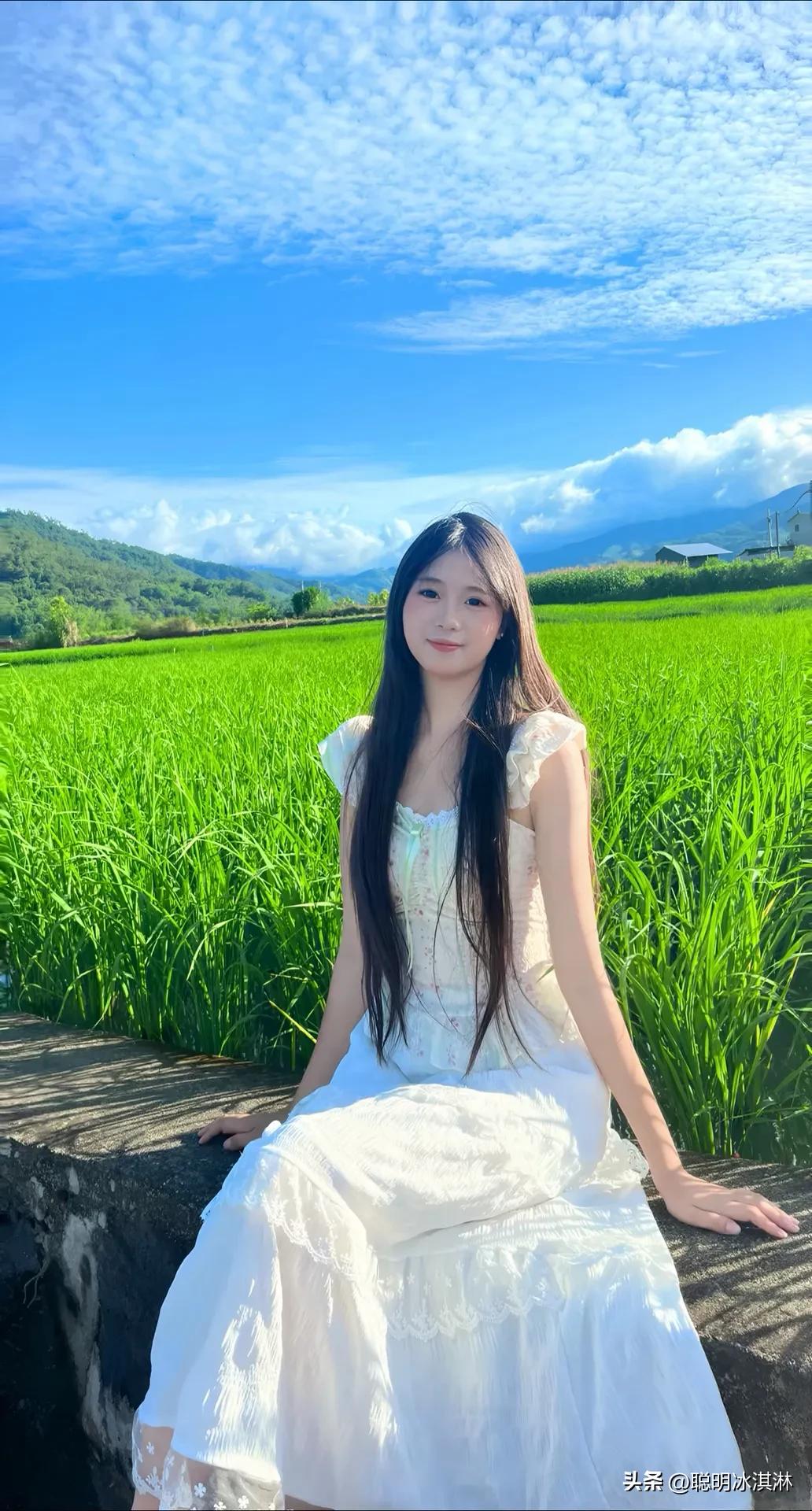 无边的田野，女孩的治愈时光  
风拂过发梢，满是自由的味道。  
这一刻，世界只