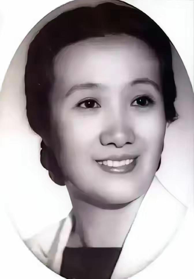生育困境中的女性觉醒：董竹君的选择与当代启示
1925年，已连生4女的董竹君，为