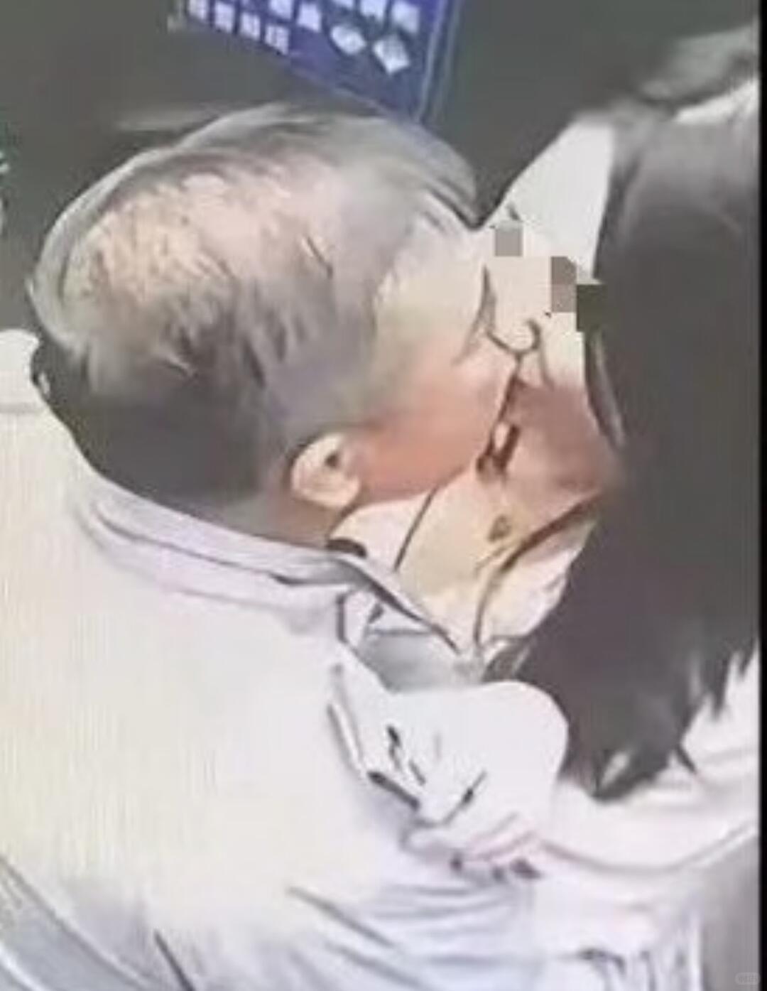 网传“电梯一吻亏掉230亿”完整始末
 
这件事指胜宏科技董事长陈涛电梯亲密视频