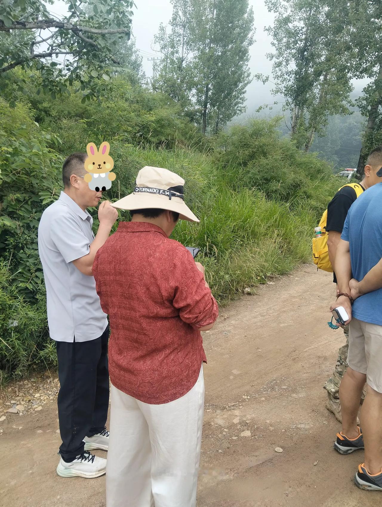 程梦圆的家人 在山里参与寻找，她的妈妈、舅舅还有哥哥，和救援队一起，如今快十天了