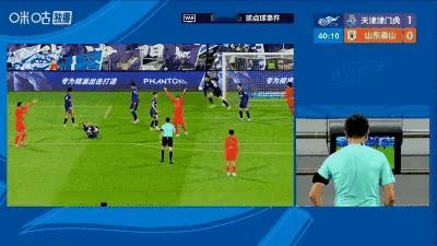 格劳倒地时伸展双臂，阻碍了泰山队的射门，但裁判没有判点球。
如果格劳手臂支撑草皮