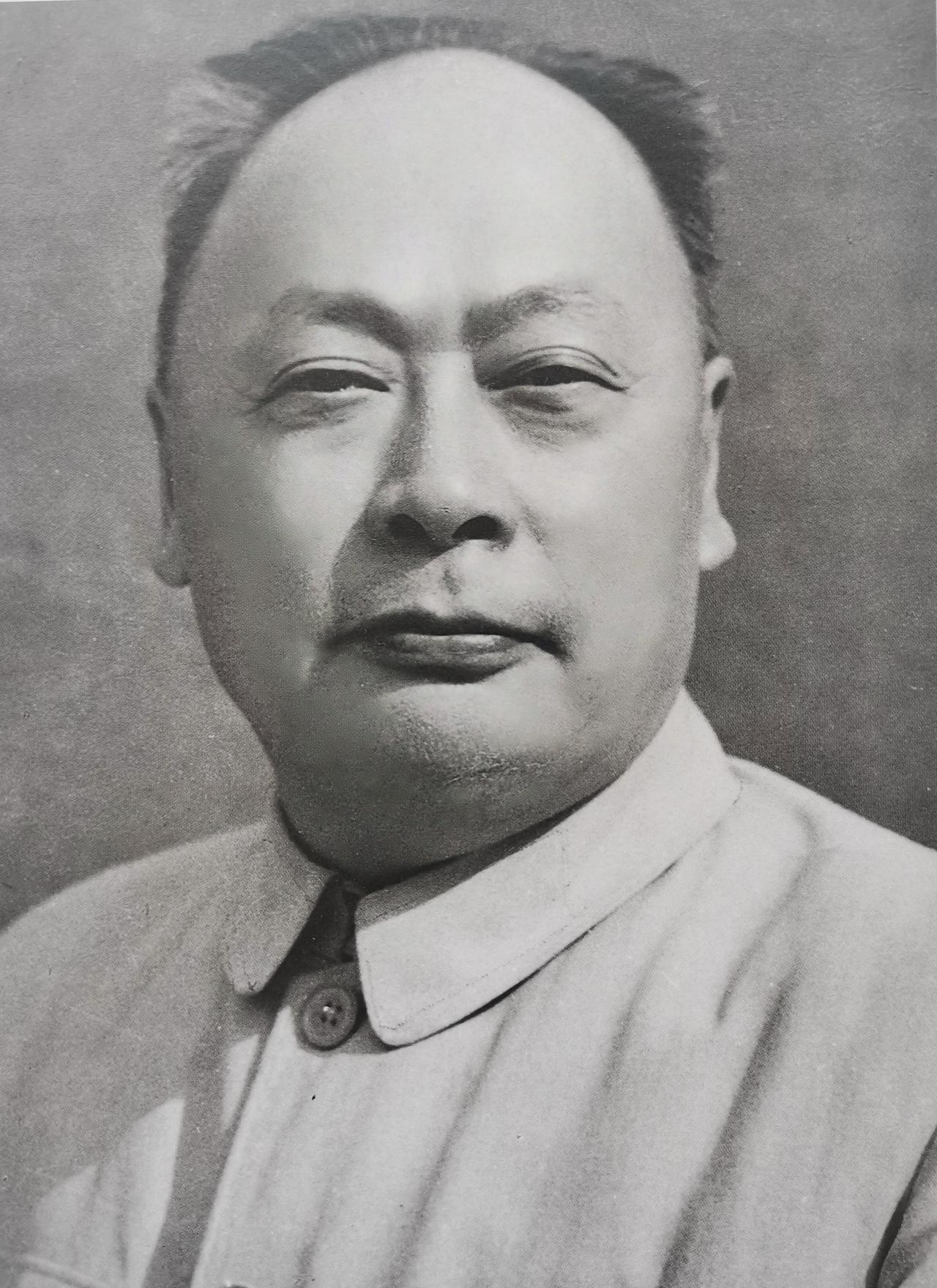 1960年，陈毅访问阿富汗归来，在新疆伊犁停留，在机场接见了苏联驻伊犁领事，然后