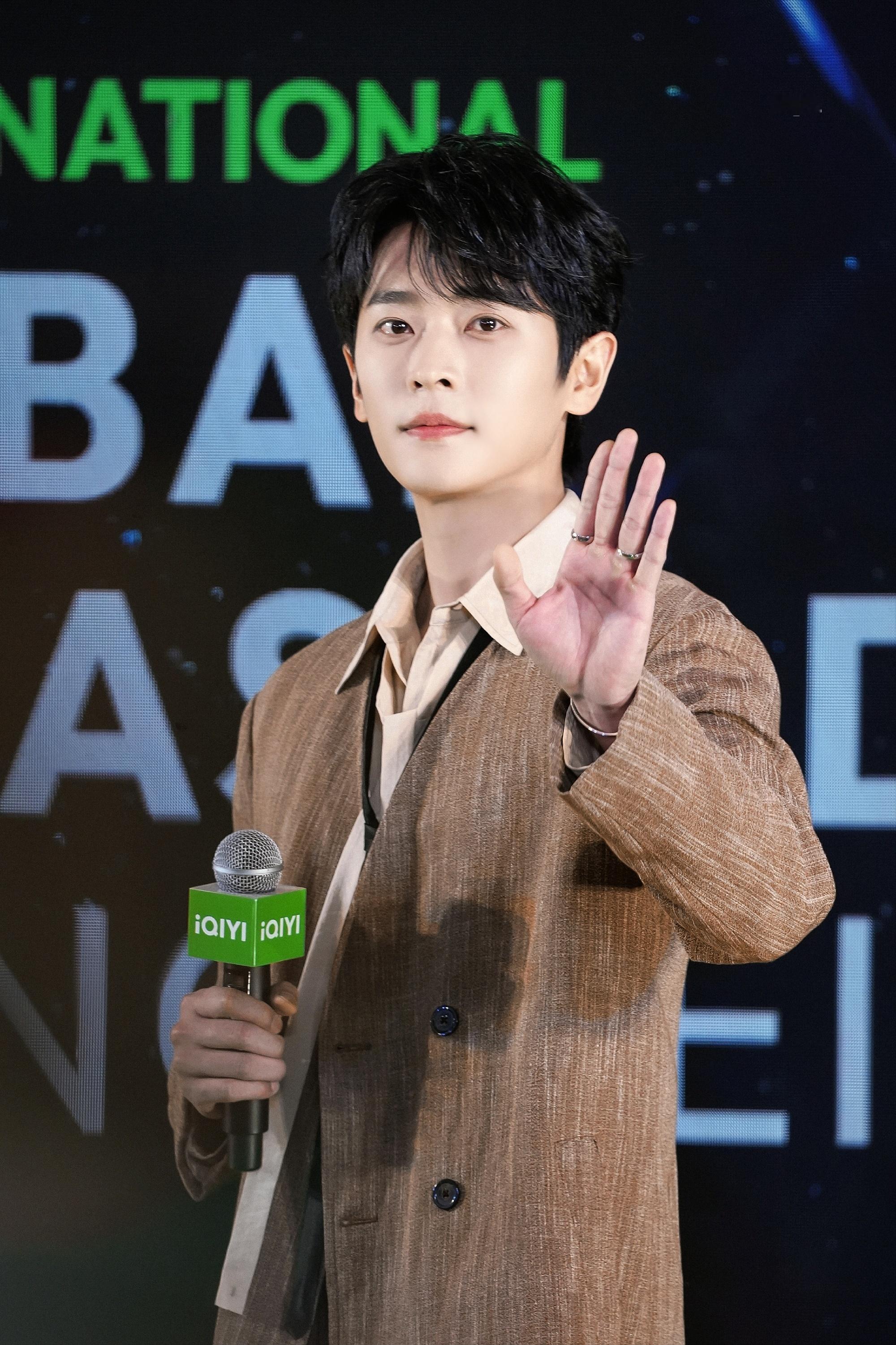 丞磊泰国线下活动状态丞磊深v造型丞磊这套好帅呀，真的很泰风 