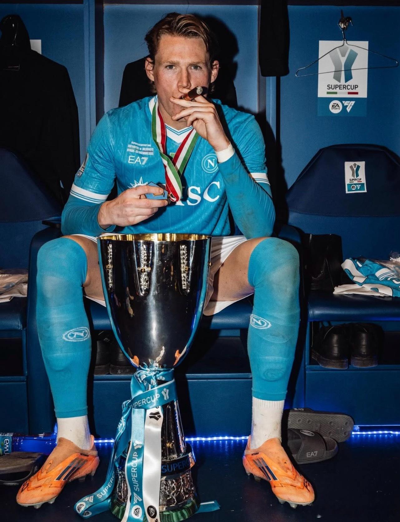 曼联前球员又一冠。 恭喜麦克托米奈。 