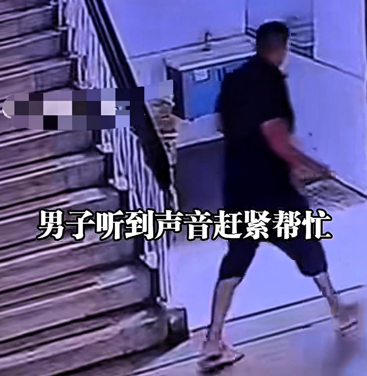 这也太缺德了！男子带儿子去医院看病，突然看见老人摔倒，他毫不犹豫上前扶起老人，本