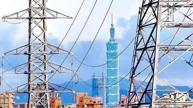 和平统一，靠的不是苦口婆心劝，而是让"台独"的账算不下去。

经济账先摆上：惠台