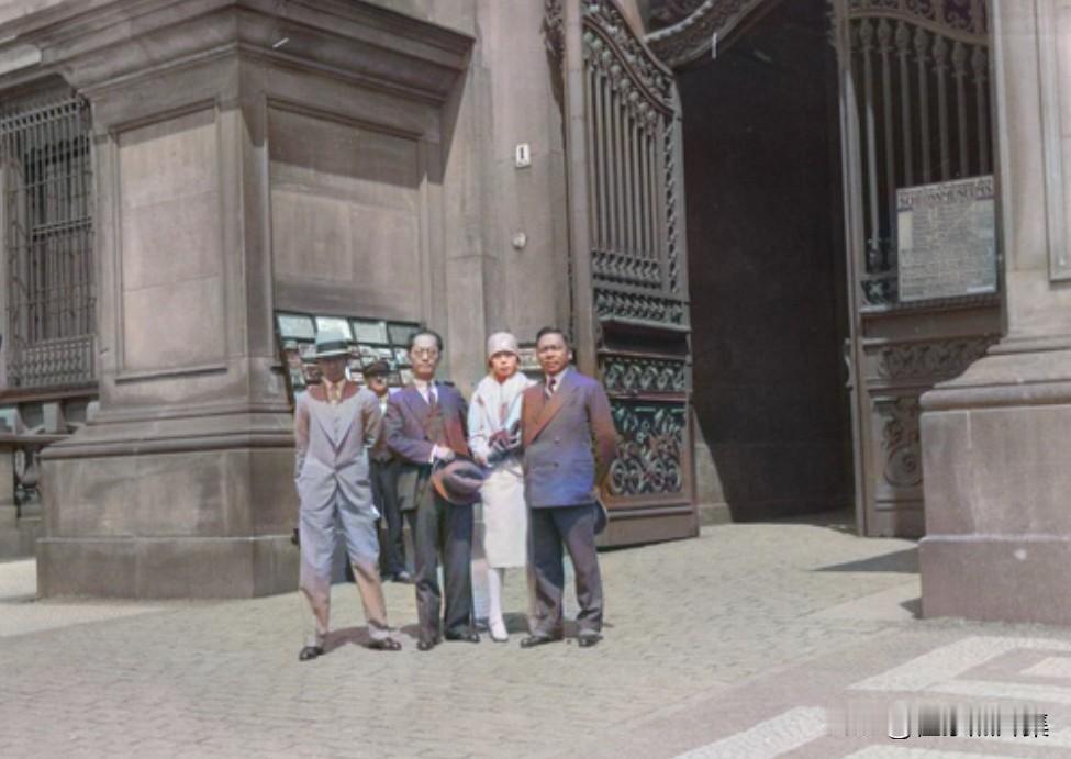 1928年初，胡汉民、孙科、伍朝枢等人因国民党内部派系斗争，选择出国考察。这次欧