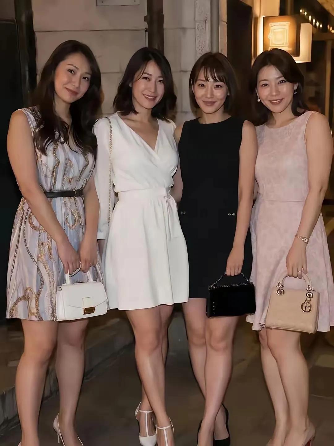 年龄大了点，但风韵依然犹存，气质如酒更醇香。