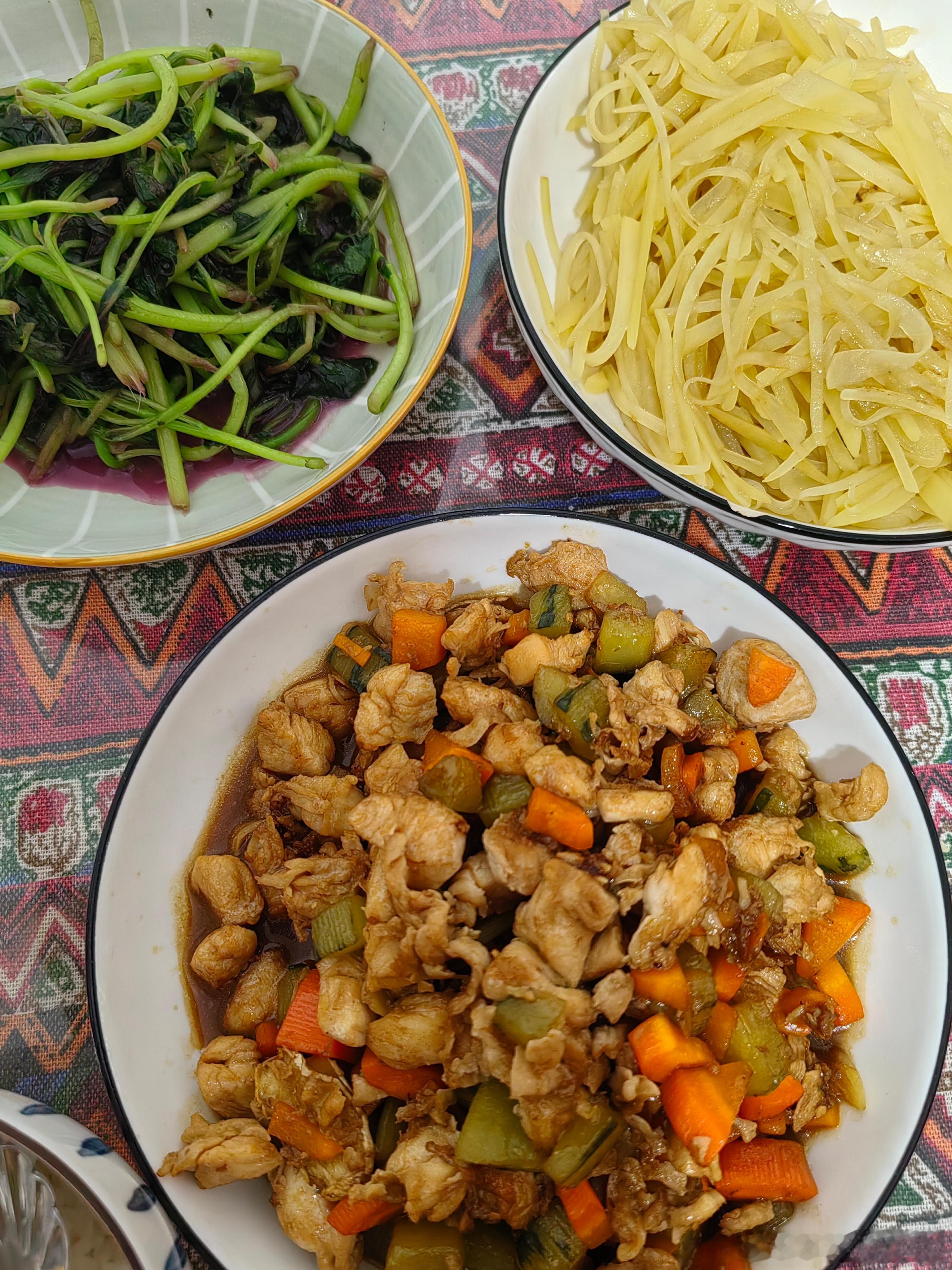 晚餐来了宫保鸡丁土豆丝炒米苋 