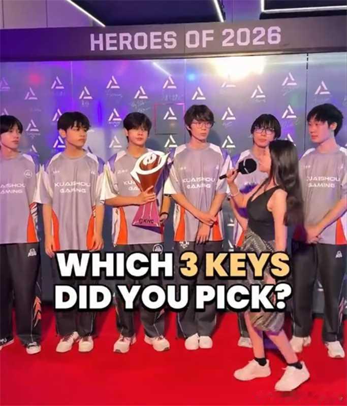 KSG2026王者荣耀电竞世俱杯KPLKSG获得EWC冠军KSG选择作为被奖杯底
