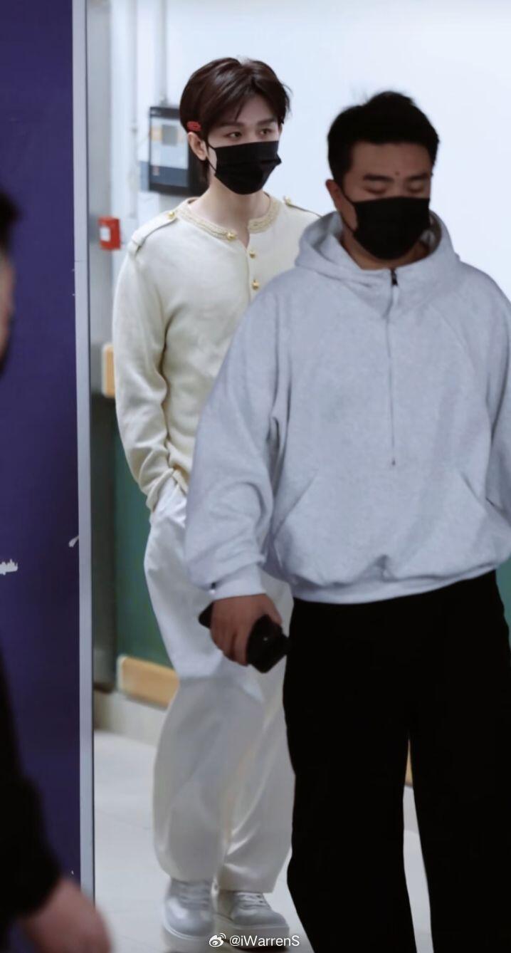 今日成毅奶黄包上班路透来啦！ee越来越帅了呀！