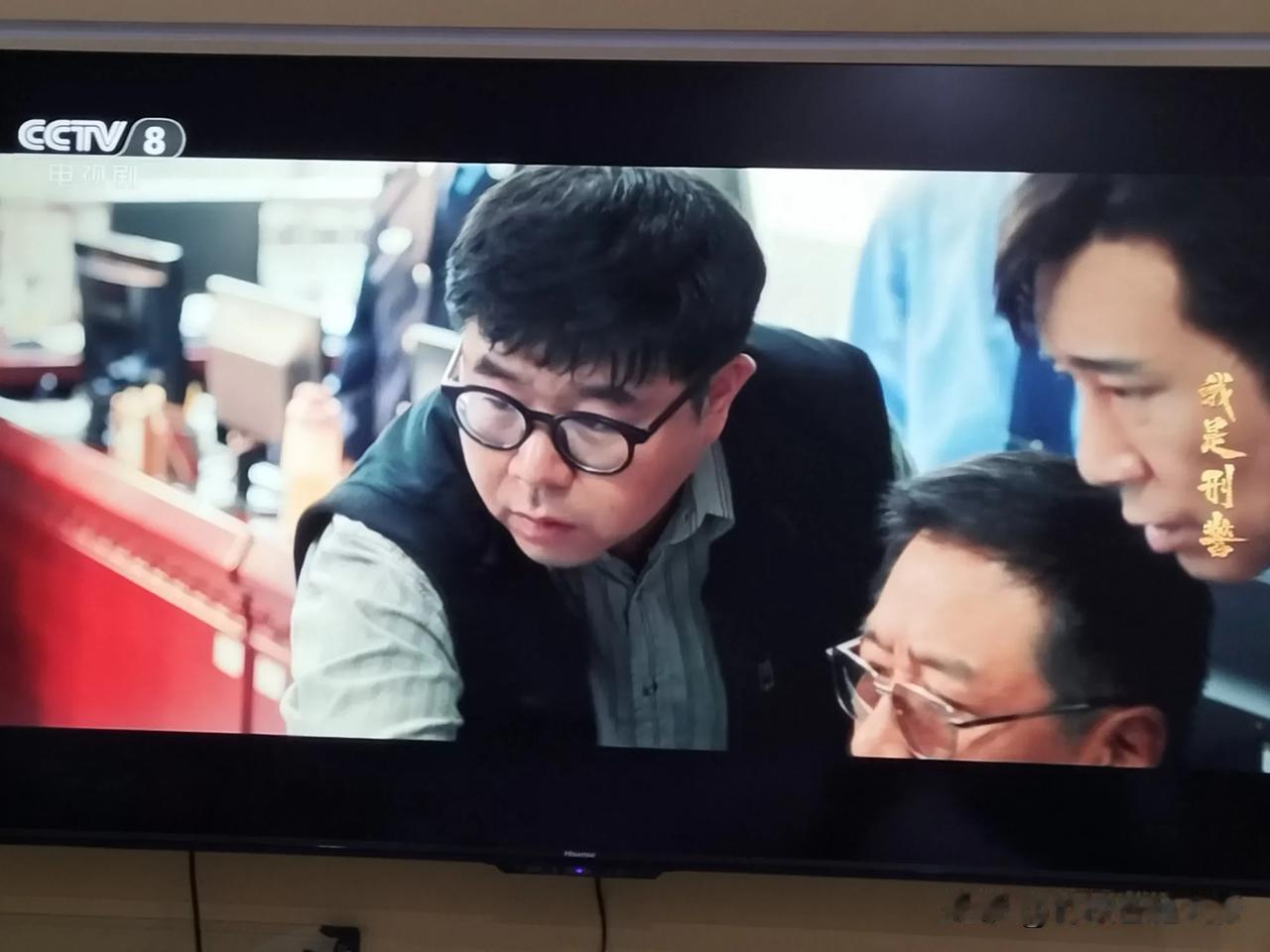 该着了小邓立功！公安局这么多人，就小邓看出来，三个视频里是一个人，小邓让其他人看