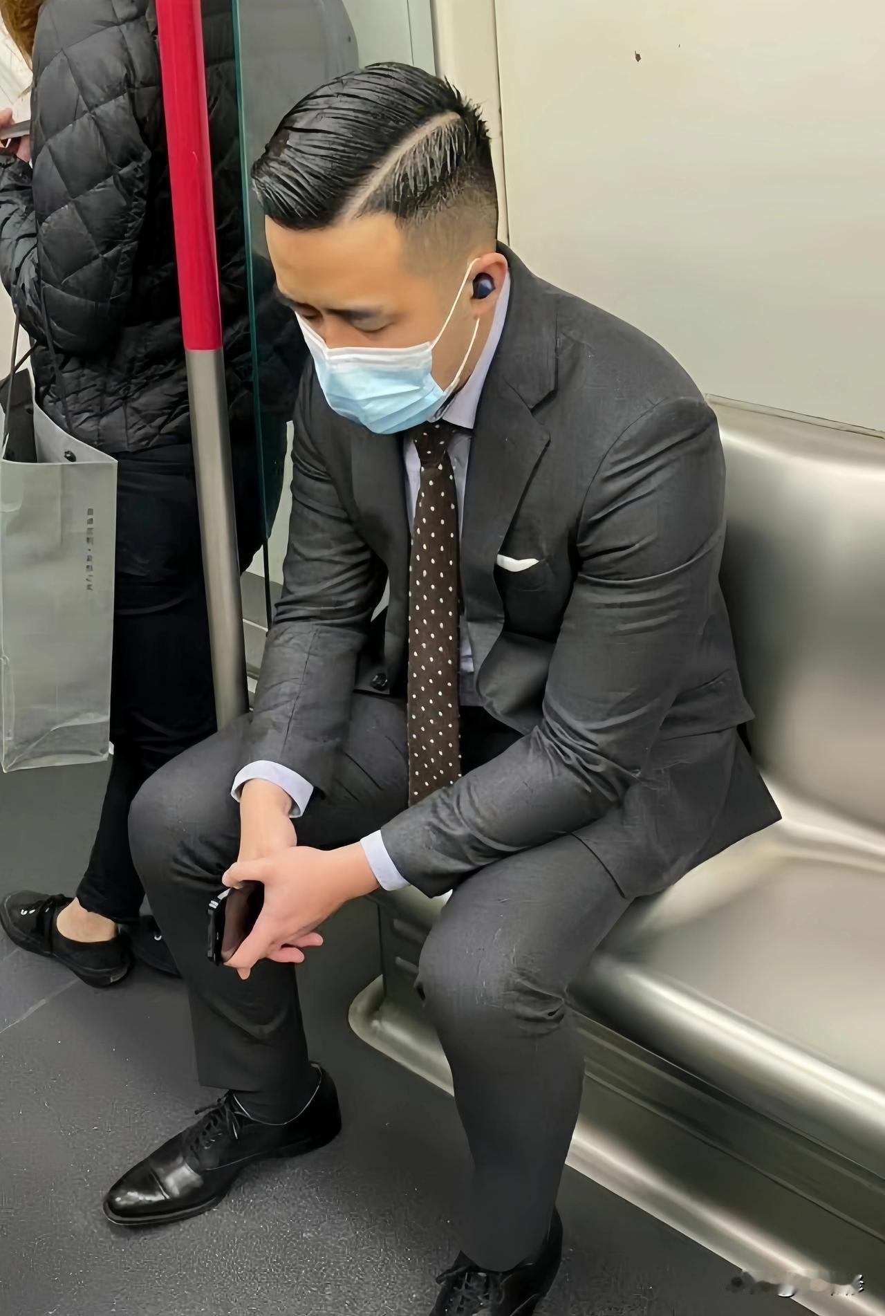 部分保险公司的套路是怎样的？

保险公司几乎全年招人，入职门槛低，底薪3000，