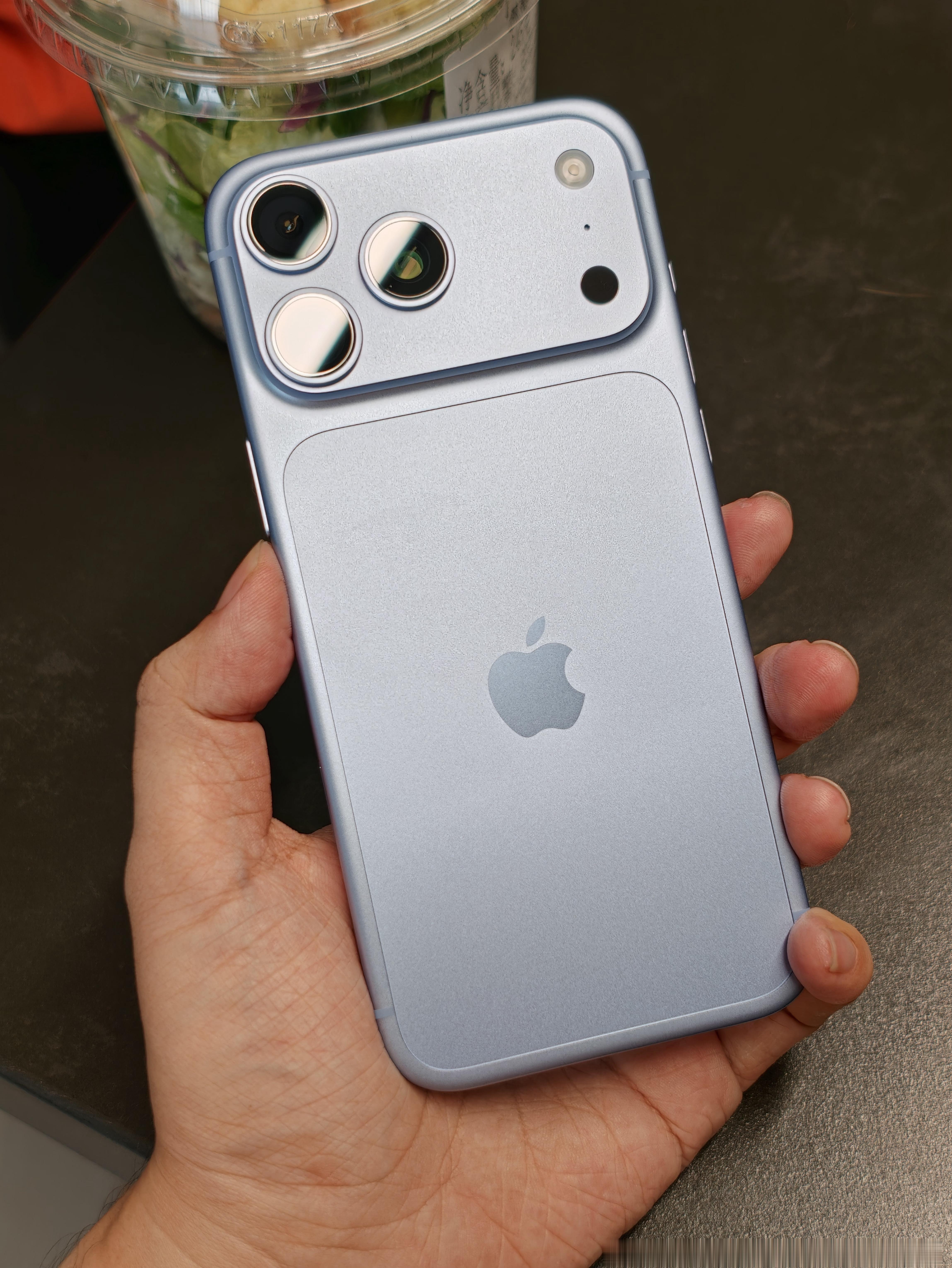 冰川蓝的iPhone 18 Pro，开灯和关灯下看感觉饱和度高了点，没有当年远峰